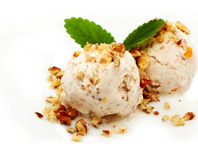 Два шарика мороженого с орехами на белом фоне