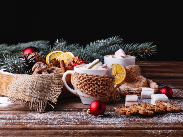 Две чашки какао с маршмеллоу на столе с печеньем на Рождество