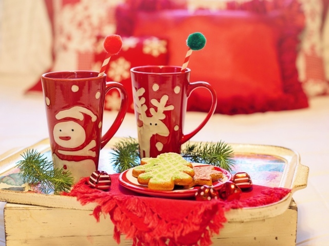 Две красные чашки с печеньем на столе на Рождество 