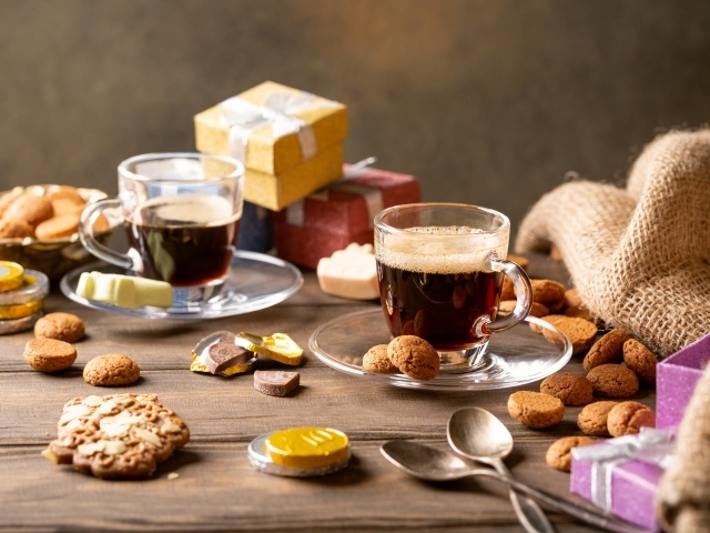 Кофе на столе с печеньем и подарками