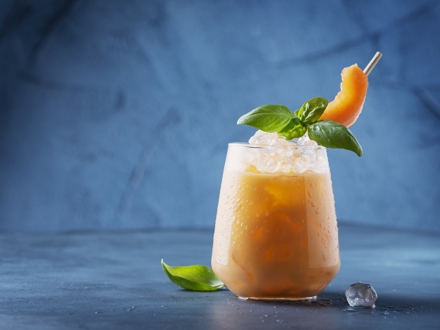 Холодный напиток со льдом в стакане 