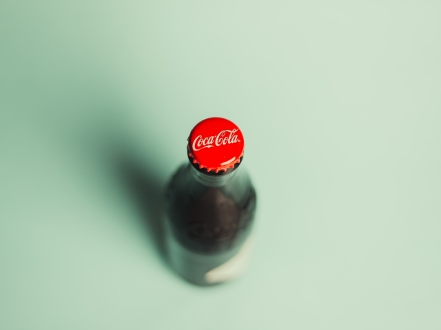 Стеклянная бутылка кока колы вид сверху