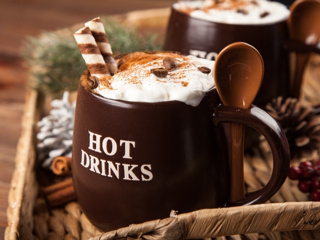 Горячий шоколад со сливками в большой коричневой чашке 