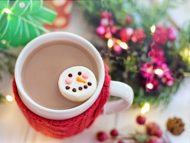 Горячий шоколад с маршмеллоу с лицом снеговика