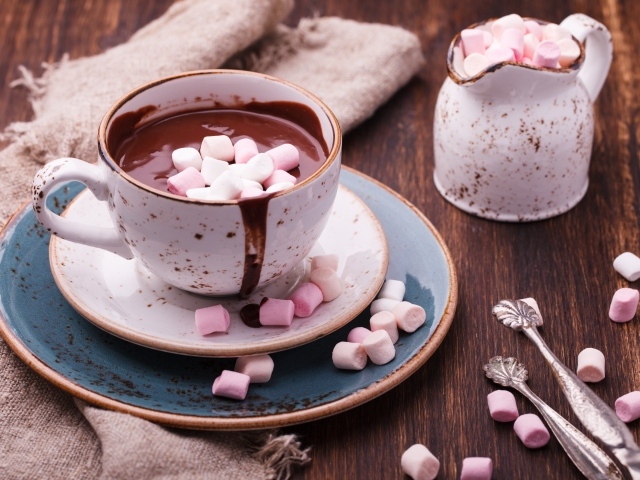 Горячий шоколад с розовым маршмеллоу на столе