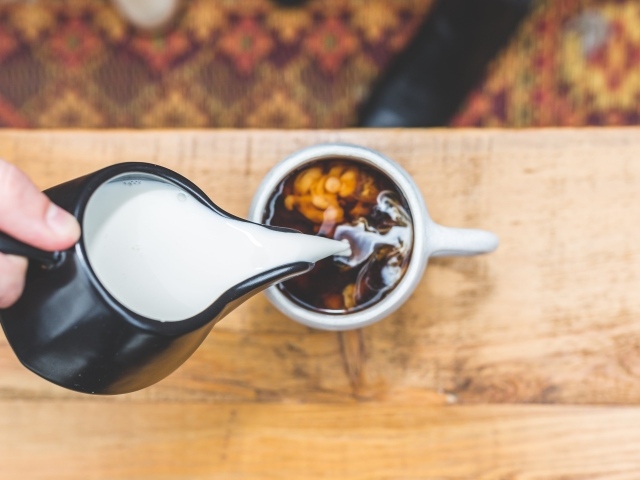 Молоко наливают в горячий ароматный  кофе