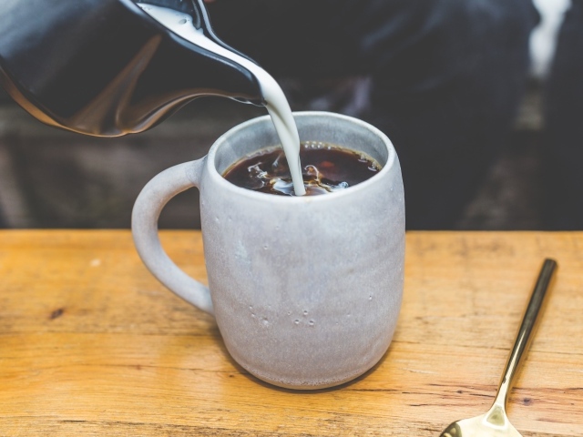 Молоко наливают в горячий кофе 