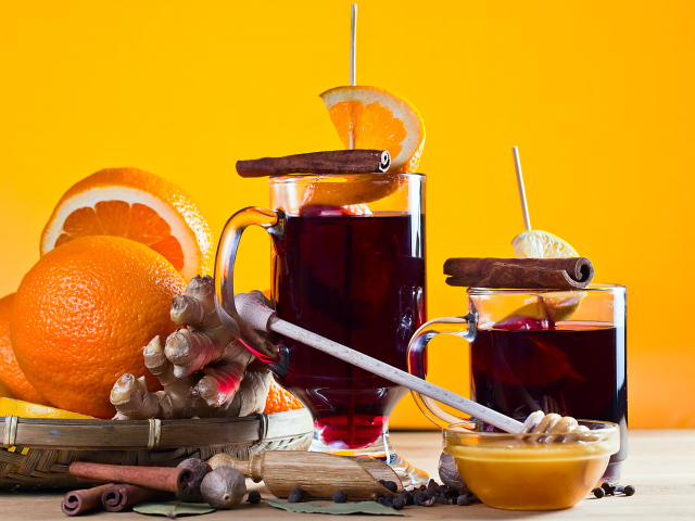 Глинтвейн на столе с имбирем, апельсино и специями
