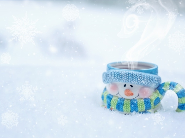 Кружка снеговик с горячим кофе на снегу 
