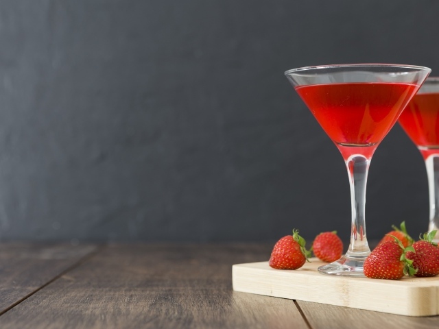 Клубничный коктейль на столе на сером фоне