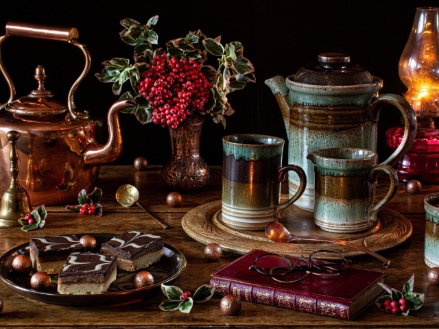 Стол на чаепитие с книгой и пирожными