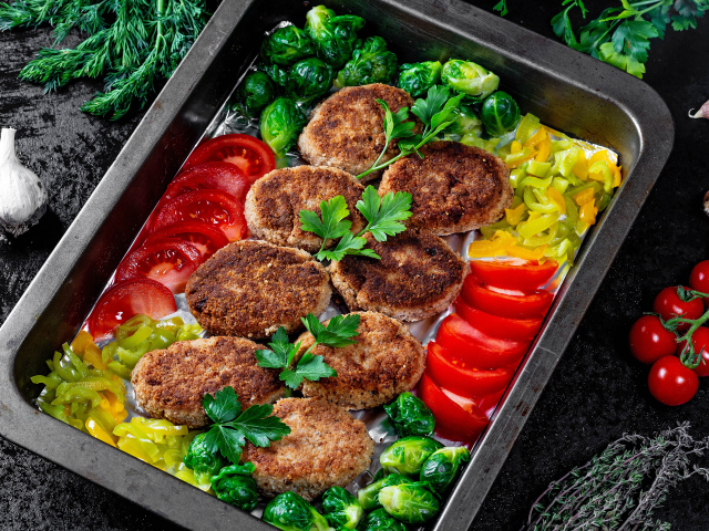 Котлеты на противне с овощами 