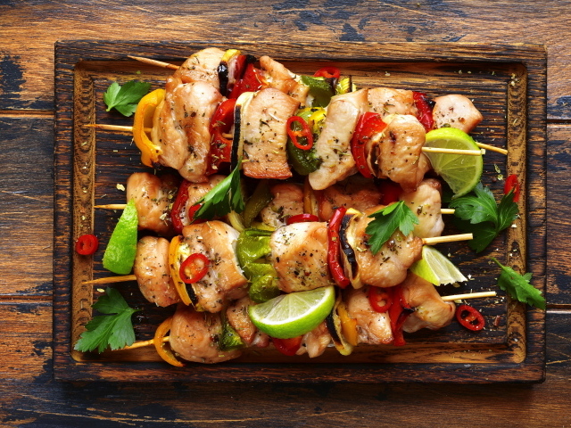 Вкусный куриный шашлык с овощами на шпажках