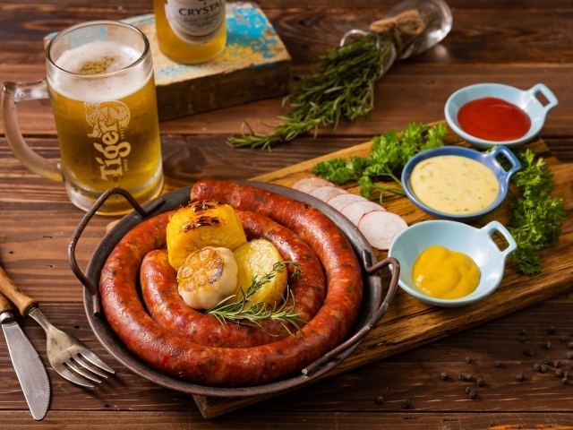 Домашняя колбаса с овощами с соусом и пивом