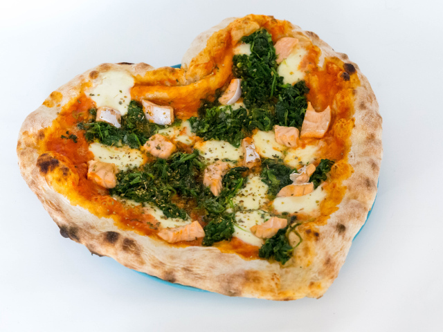 Пицца с рыбой и сыром в форме сердца на белом фоне