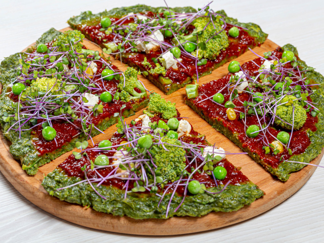 Вегетарианская пицца на доске на сером фоне