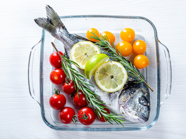 Рыба с помидорами, розмарином и лимоном в противне