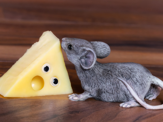Статуэтка крысы с кусочком сыра 