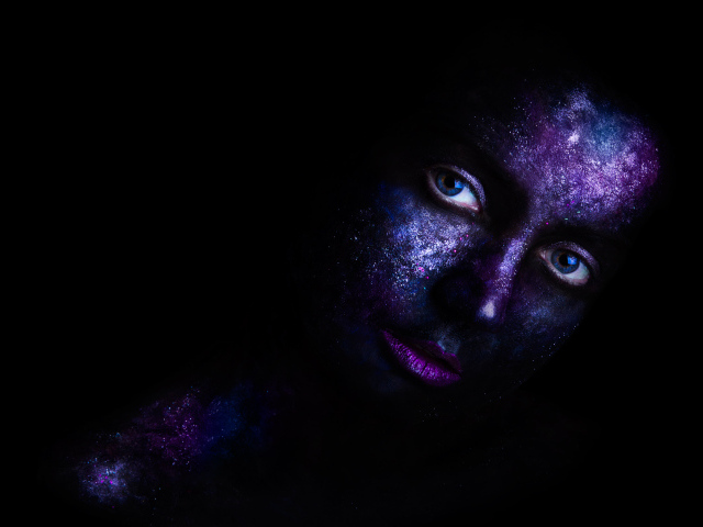 Девушка с красной на лице на черном фоне