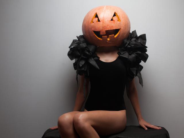 Девушка с тыквой на голове на Хэллоуин