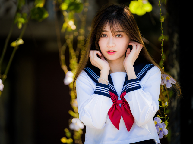 Девушка азиатка в рубашке с бантом 