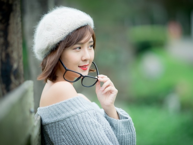 Девушка азиатка в очках и теплом свитере