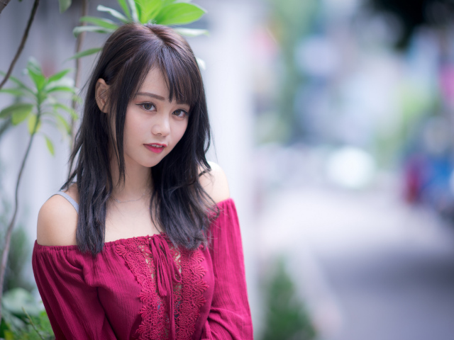 Девушка азиатка в красном платье с кружевом