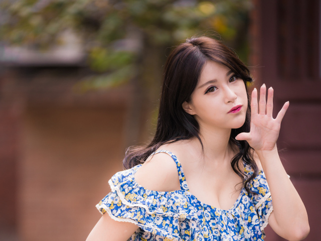 Девушка азиатка с поднятой рукой