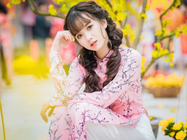 Красивая девушка азиатка в красивом розовом наряде в парке