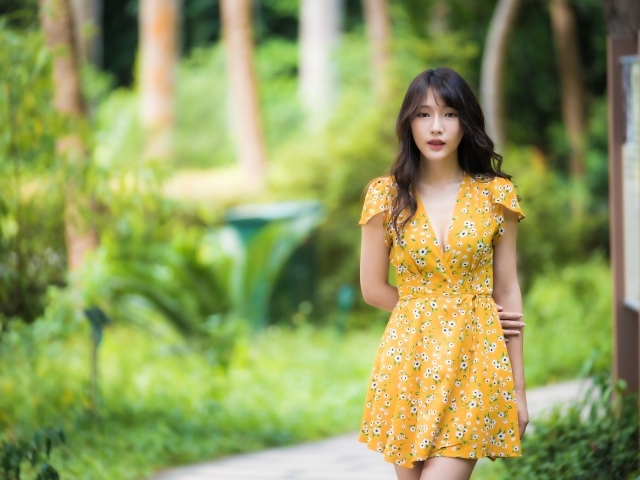 Красивая девушка азиатка в желтом платье 