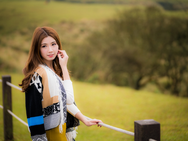 Красивая азиатка в теплой кофте 