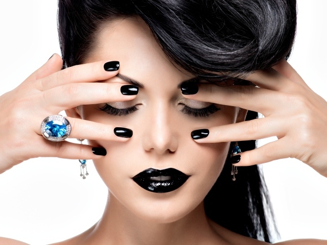 Красивая брюнетка с черным макияжем на белом фоне