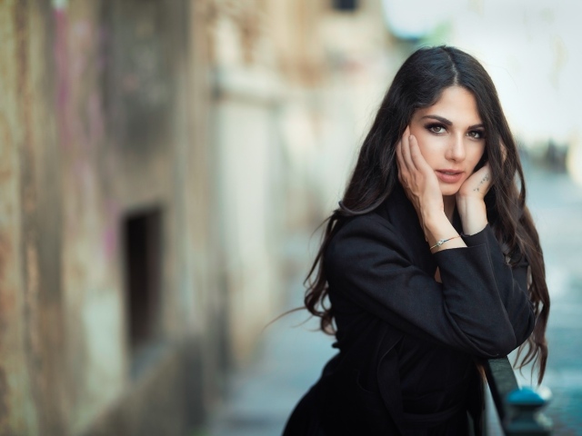 Красивая девушка в черном пальто 