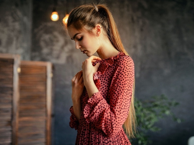 Красивая девушка в пятнистом розовом платье 