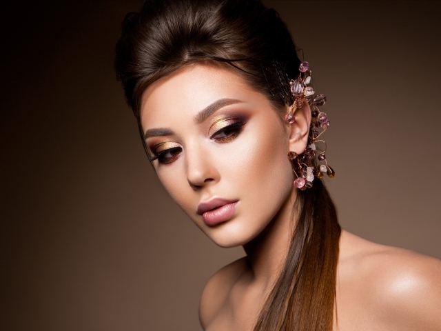 Красивая девушка с прической и украшениями в волосах 
