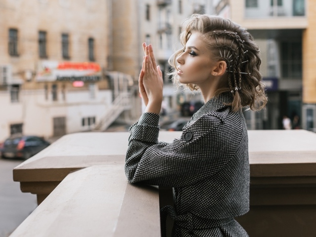 Красивая девушка с прической в сером пальто 