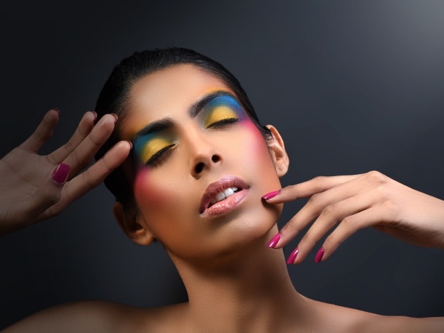 Красивая девушка с ярким макияжем с закрытыми глазами