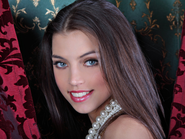 Красивая девушка с серыми глазами и очаровательной улыбкой