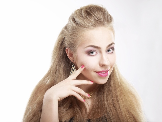 Красивая девушка с розовым макияжем на белом фоне