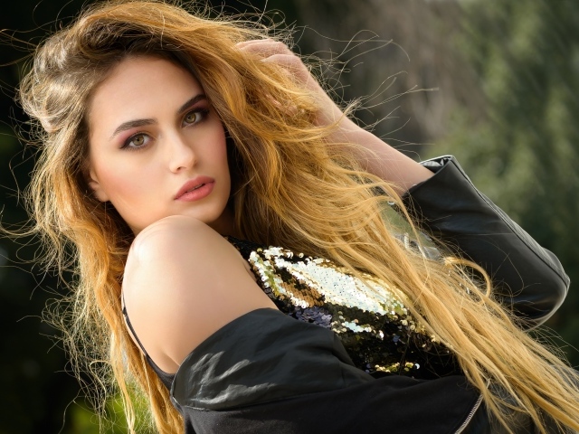 Красивая длинноволосая кареглазая девушка в черной куртке