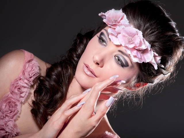 Красивая длинноволосая девушка с венком на голове на сером фоне