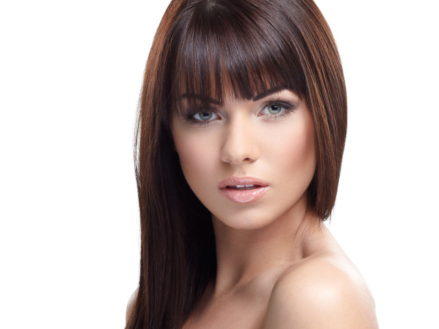 Красивая настоящая девушка с длинными волосами на белом фоне