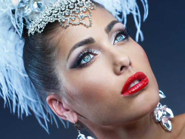 Яркая девушка в карнавальном костюме 