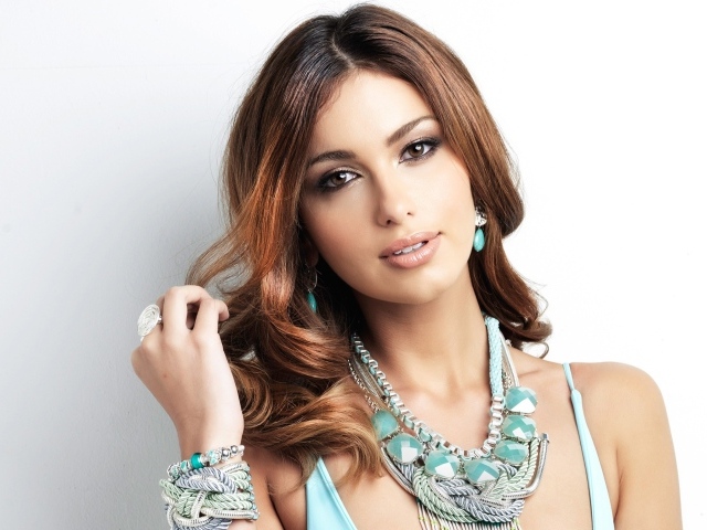 Ярка молодая девушка с украшениями на шее 