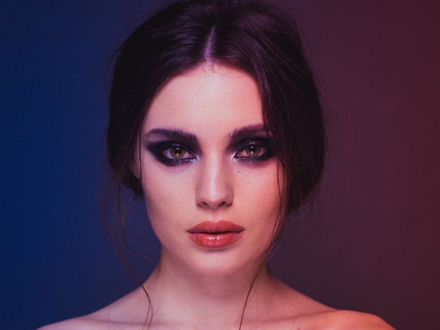 Лицо девушки с черным макияжем крупным планом