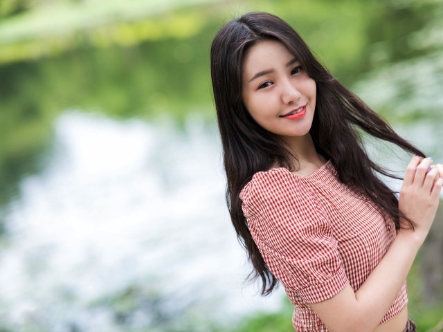 Милая улыбка молодой длинноволосой азиатки