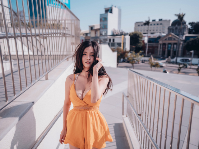 Девушка в коротком платье у перил 