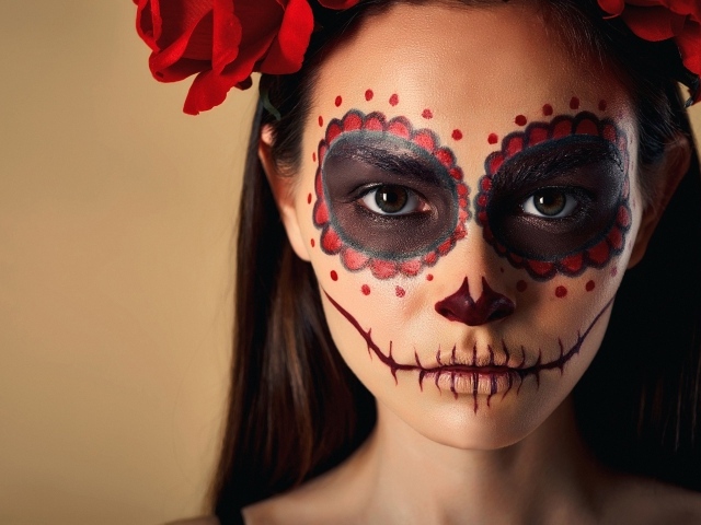 Девушка с маской из гримма на лице