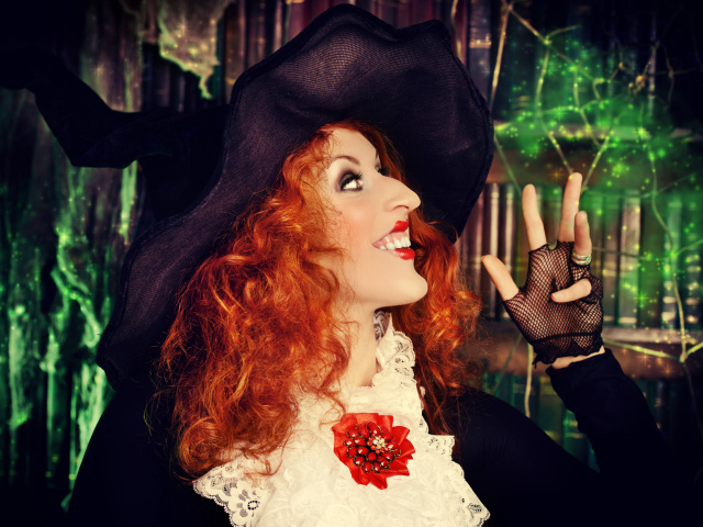 Рыжеволосая девушка в костюме ведьмы на Хэллоуин