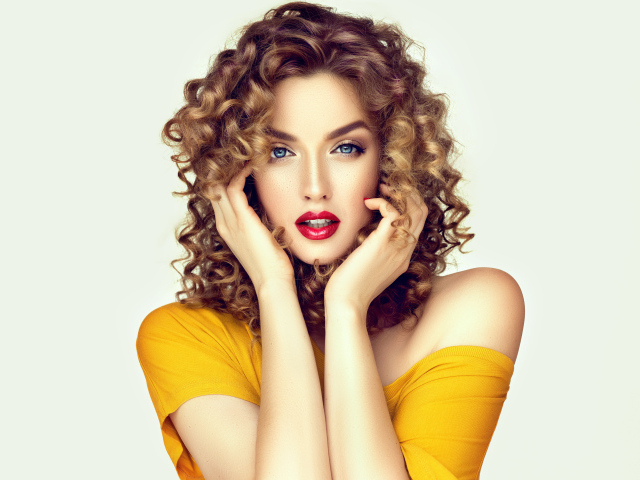 Настоящая девушка с голубыми глазами на белом фоне